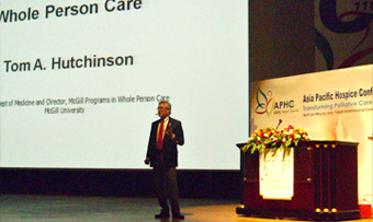 5月1日　Hinohara　Lecture
海外招待演者としてカナダから
Hutchinson先生がWhole Person Careについて熱心に語られました。