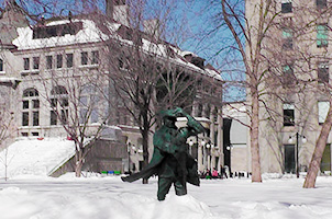 大学の創始者、ジェームス・マギルの銅像です。雪に埋もれています