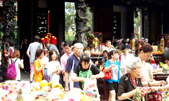 5月3日　龍山寺
参拝者の多さに台湾の人々の信心の強さが表れているように思えました。手前にはお菓子や果物などの
供え物が山積みされています。