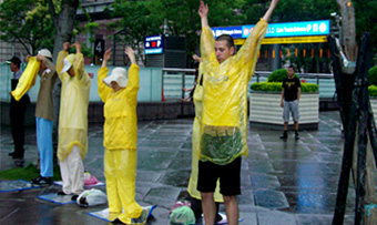 雨にもかかわらず、太極拳（？）を
する熱心な人たち。台北101広場にて。
